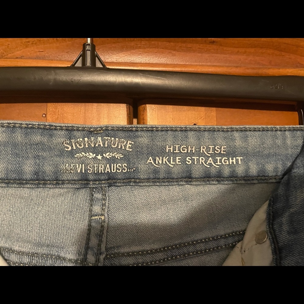Levi’s sz10 Distressed highrise straight ankle